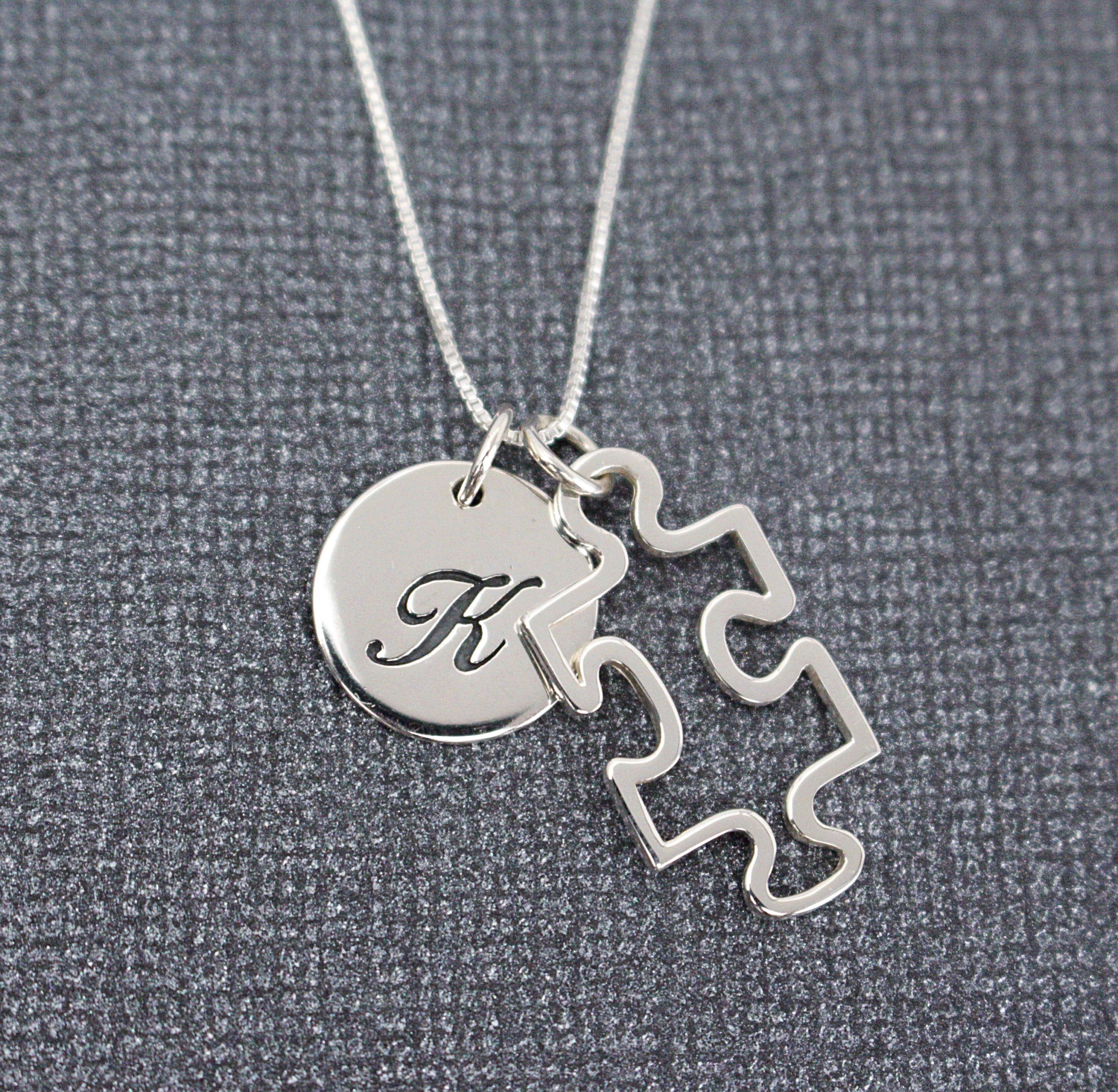 Collana in argento sterling con pezzo di puzzle per la consapevolezza dell' autismo - Italia