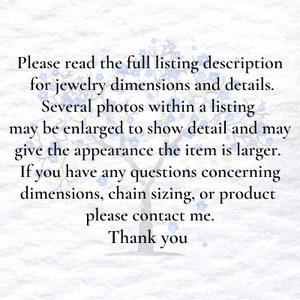 Puede incluir: Texto sobre un fondo blanco con un dise&ntilde;o floral azul. El texto dice: "Por favor, lea la descripci&oacute;n completa del listado para las dimensiones y los detalles de las joyas. Varias fotos dentro de un listado pueden ampliarse para mostrar detalles y pueden dar la apariencia de que el art&iacute;culo es m&aacute;s grande. Si tiene alguna pregunta sobre las dimensiones, el tama&ntilde;o de la cadena o el producto, p&oacute;ngase en contacto conmigo. Gracias."