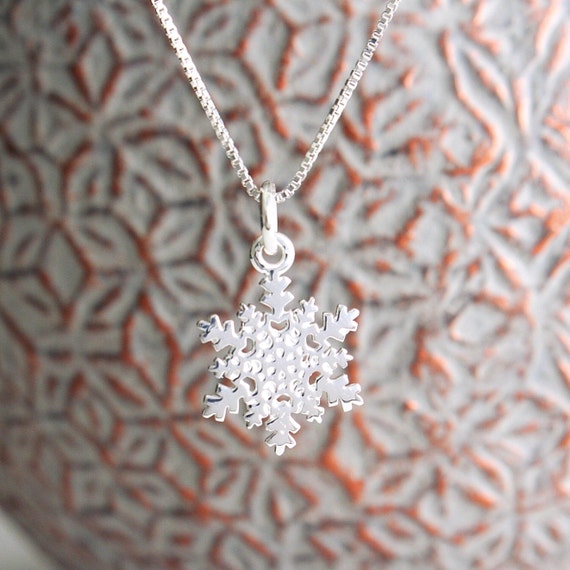 Ce superbe pendentif flocon de neige est en argent massif 925 avec une  étincelante pierre au centre fabrication artisanale exlus