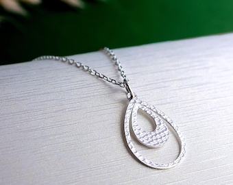 Collier en argent sterling avec pendentif goutte martelée, bijou goutte de pluie, collier d'anniversaire en argent pour femme, livraison gratuite