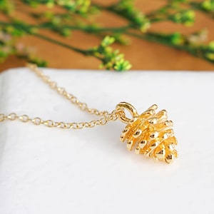 Gold Tannenzapfen Halskette, 24 Karat Gold Vermeil Pinecone & Gold Filled Kette, Gold Weihnachtskette, zierlicher Pinecone Schmuck, KOSTENLOSER VERSAND