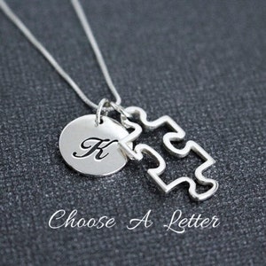 Collar de plata de ley con dije de letra y pieza de rompecabezas de concienciación sobre el autismo, disco inicial con monograma personalizado, contorno de rompecabezas, regalo para madre