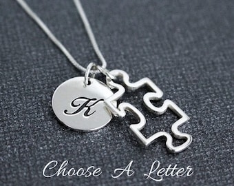 Autismus Puzzleteil und Buchstabe Anhänger Sterlingsilber Halskette, personalisierte Monogramm Anfangsscheibe, Jigsaw Umriss, Geschenk für Mutter