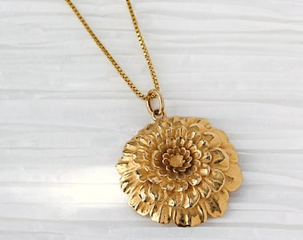 Collier fleur de souci, bijoux fleurs fête des mères, collier anniversaire femme, pendentif fleur en bronze, collier botanique printemps été