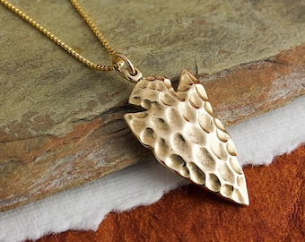 Collier pendentif pointe de flèche en bronze avec chaîne en or 14 carats, pendentif pointe de flèche en bronze massif, bijoux pointe de flèche tribaux, collier flèche femme