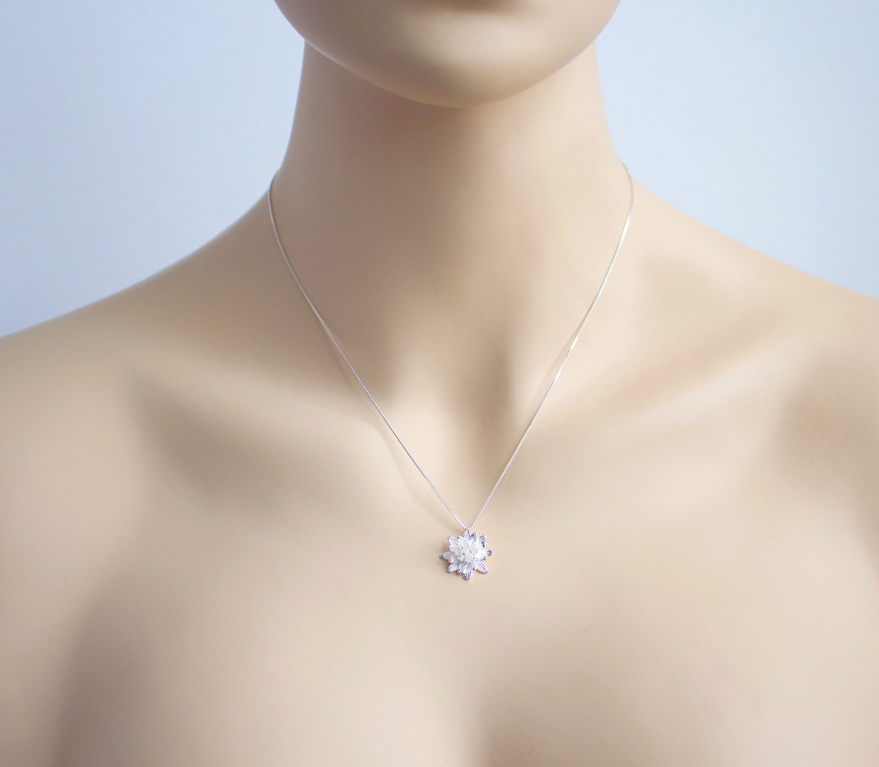 Collana con ciondolo Lotus e Chakra in argento sterling con zirconia cubica