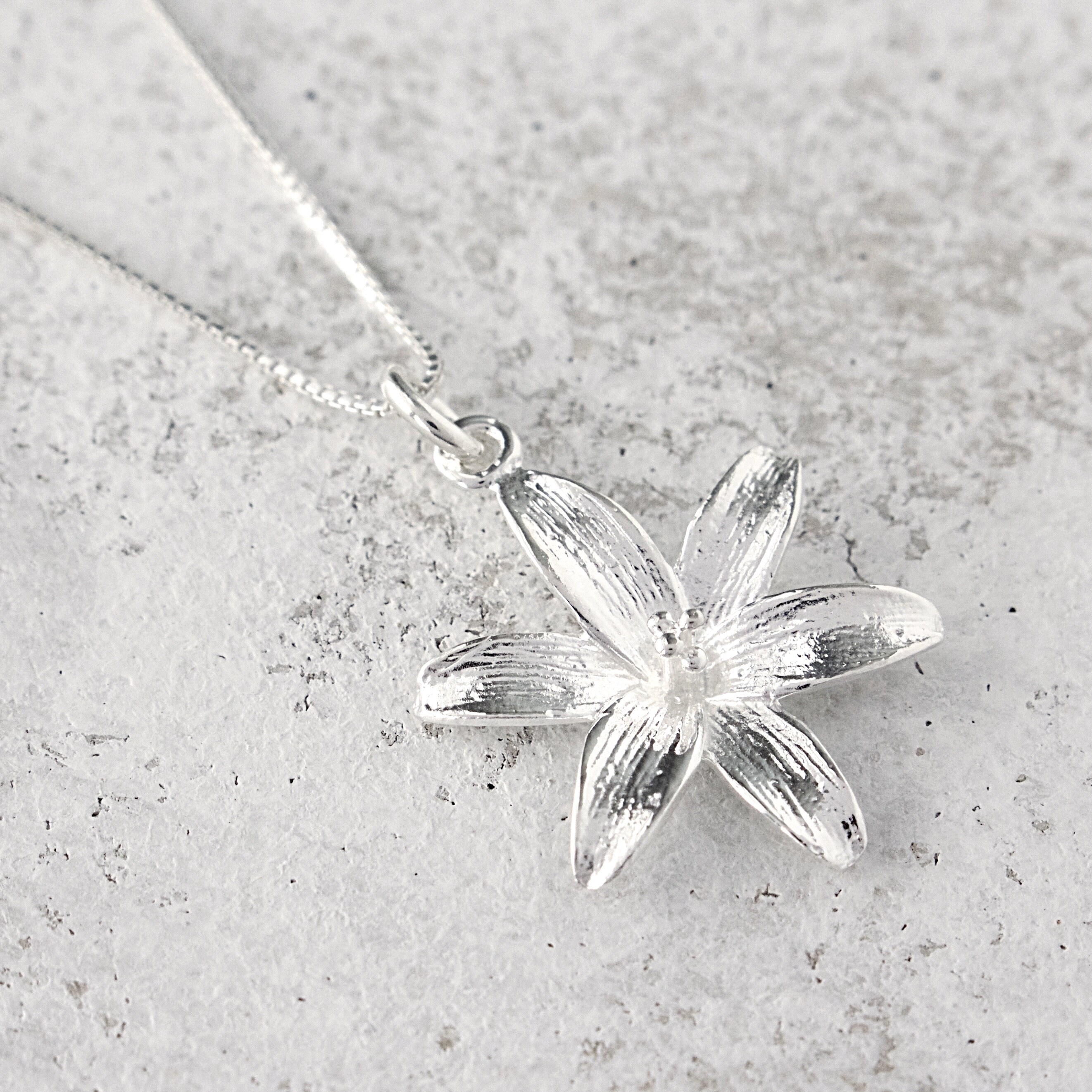 ★Hei★ lilies pendant necklace HE23SMNSG970XXFR Lily White Flower Pendant Necklace Silver Tone - Etsy
