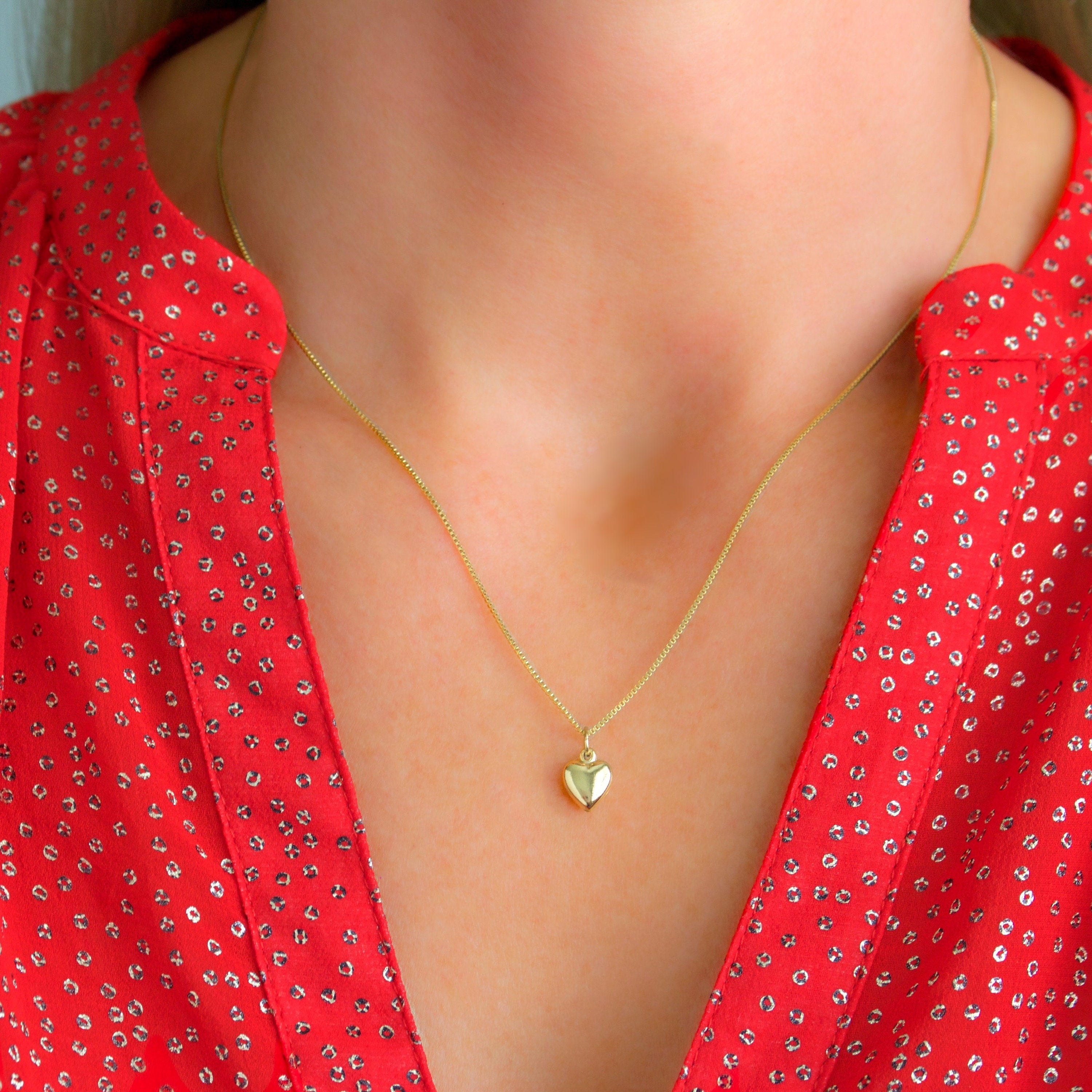Sfondo Con Catene, Collana Metallica Dorata E Ciondolo a Forma Di Cuore