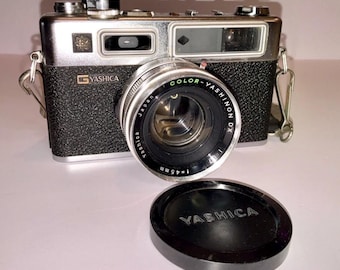 Fotocamera a telemetro Yashica GS vintage a colori con obiettivo Yashinon DX 45 mm f/1.7, prodotta in Giappone.