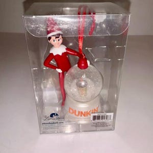 Neu 2023 Dunkin Donuts Boy Elf On The Shelf Ornament Schneekugel Eiskaffee