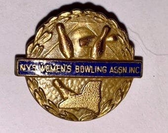 Pin esmaltado vintage de la Asociación Femenina de Bolos del Estado de Nueva York, Inc., A.E. Co., Utica, NY, tono dorado.