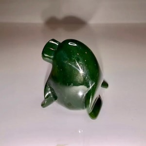 Urocza miniaturowa wysokiej jakości rzeźbiona figurka pieczęci z jadeitu nefrytowego