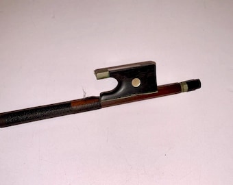 Arco de violín europeo antiguo de 74 cm (29 pulgadas), ~53 g, madera de pernambuco, nuez de ébano, montura de plata.