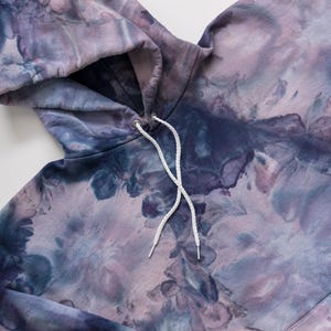 Felpa con cappuccio unisex tinta a mano, felpa con cappuccio tinta a ghiaccio acquerello blu e viola, regalo di Natale per lui, maglione tie-dye, regalo unico per lei