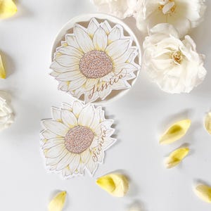 Pastelkleurige zonnebloem naamkaartjes, gepersonaliseerde feestkaartjes, plaatskaartjes bruiloft, plaatskaartjes vrijgezellenfeest, mooie bloem plaatskaartjes