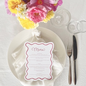 White Squiggle Wave Kalligraphie Menüs, Hochzeit Tischdekoration, Hochzeitsmenüs, skurrile Tischmenüs, moderne Menükarten, gewellter Rand