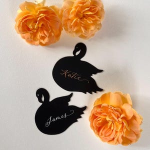 Tarjetas de lugar con forma de cisne negro, tarjetas de lugar para bodas, decoración minimalista para bodas, tarjetas de lugar para fiestas, caligrafía personalizada, decoración elegante para fiestas