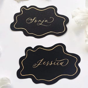 Marques-places ovales noirs avec vague ondulée, marque-places pour mariage, marque-places minimalistes, marque-places enterrement de vie de jeune fille, calligraphie écrite à la main, étiquettes de nom