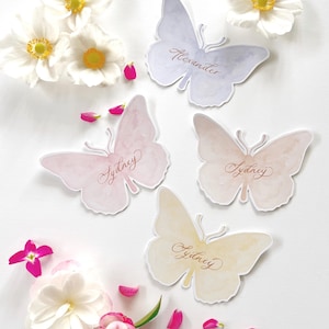 Pastelkleurige vlinder plaatskaarten, gepersonaliseerde vlinder naamkaartjes, aquarel kalligrafie vlinderkaart, tuin bruiloft, kaarten zomer bruiloft