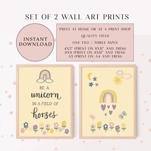 Könnte beinhalten: Set aus zwei druckbaren Wandbildern mit einem Regenbogen, Wolken, Sternen, Schmetterlingen und Blumen. Der erste Druck sagt "Sei ein Einhorn auf einer Pferdeweide". Der zweite Druck zeigt einen Regenbogen, aus dem Herzen fallen.