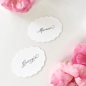 Plaatskaarten met geschulpte rand, elegante, minimale plaatskaarten voor bruiloft, naamkaartjes vrijgezellenfeest, plaatskaartjes kalligrafie, plaatskaartje vrijgezellenfeest,