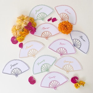 Tarjetas de lugar en forma de abanico blanco de colores, tarjetas de lugar para bodas, tarjetas de lugar para fiestas, tarjetas de lugar para despedidas de soltera, caligrafía escrita a mano, fiestas infantiles