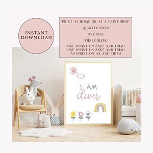 Könnte beinhalten: Druckbarer Kinderzimmer-Kunstdruck mit rosa und weißem Hintergrund, der einen Regenbogen, Blumen und den Text "I AM clever" zeigt.