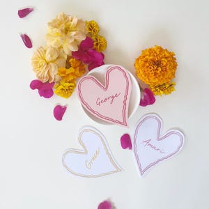 Bunte Herz-Tischkarten, Hochzeit-Tischkarten, Party-Tischkarten, Hen's Party-Tischkarten, Handgeschriebene Kalligraphie, herzförmige Karten