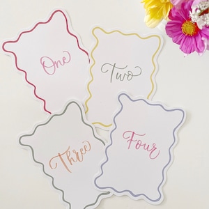 Weißes Kringel Kalligraphie Tischnummern, Spaß Hochzeit Tischdekoration, ,, handgeschriebene Kalligraphie, bunte Tischnummern, wunderliches Tischschild,