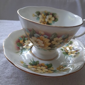 Taza de té y platillo Royal Albert.