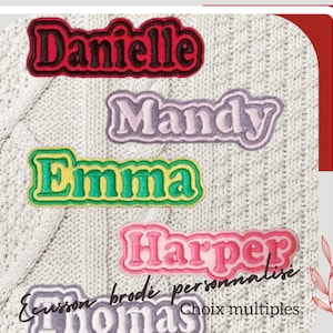 Könnte beinhalten: Fünf gestickte Bügelbilder mit verschiedenen Namen. Die Namen sind Danielle, Mandy, Emma, Harper und Thomas. Die Patches befinden sich auf einem weißen gestrickten Stoffhintergrund. Der Text unter den Patches lautet "Ecusson brodé personnalisé Choix multiples."