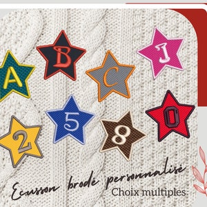 Può includere: Otto toppe ricamate termoadesive a forma di stella con diverse lettere e numeri. Le toppe sono su uno sfondo di tessuto bianco lavorato a maglia. Il testo sotto le toppe dice "Ecusson brodé personnalisé Choix multiples."