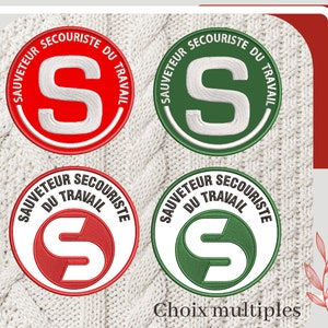 Könnte beinhalten: Vier gestickte Aufnäher mit dem Text "Sauveteur Secouriste du Travail" auf Französisch, was "Arbeitsschutzretter" bedeutet. Die Aufnäher sind rund und haben ein weißes "S" auf rotem oder grünem Hintergrund.