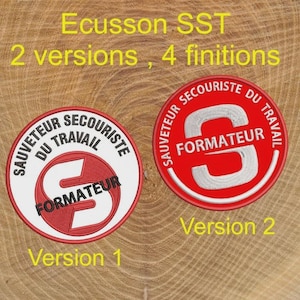 Pode incluir: Dois patches bordados com o texto "SAUVETEUR SECOURISTE DU TRAVAIL FORMATEUR". A versão 1 é branca e vermelha, e a versão 2 é vermelha e branca. O texto "Ecusson SST" e "2 versions, 4 finitions" é amarelo.