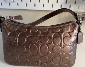Bolso pequeño Coach color bronce metalizado/años 2000