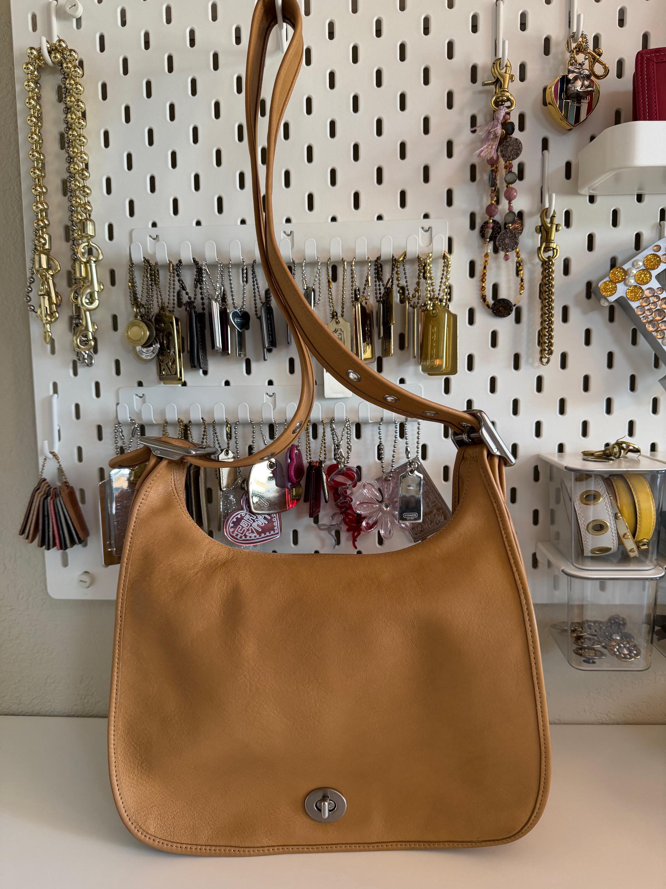 Coach Legacy Hippie Crescent Bag y2k 【公式通販】