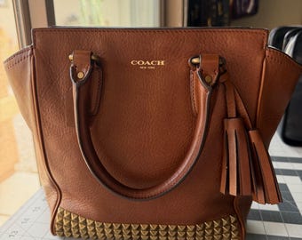 Bolso pequeño vintage Coach / Marrón con tachuelas / Hecho en China