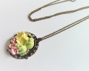 Collier Fleurs , Collier Rose Jaune Vert , Collier en porcelaine froide Métal Bronze et Perles .