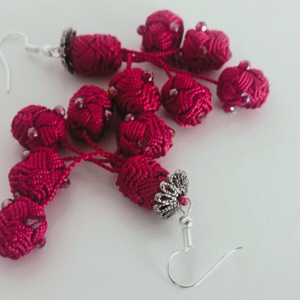 Boucles d'oreilles Rouge bordeaux , Boucles en perles et fil de soie végétale.