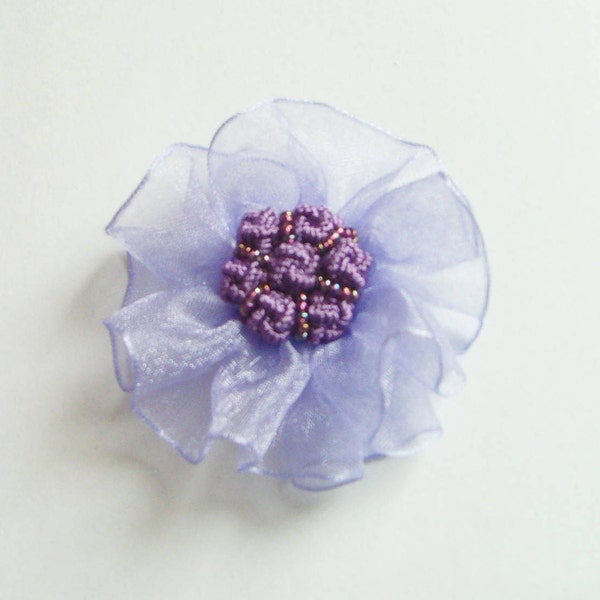 Broche Fleur Violette Mauve Perles en soie et rocailles.