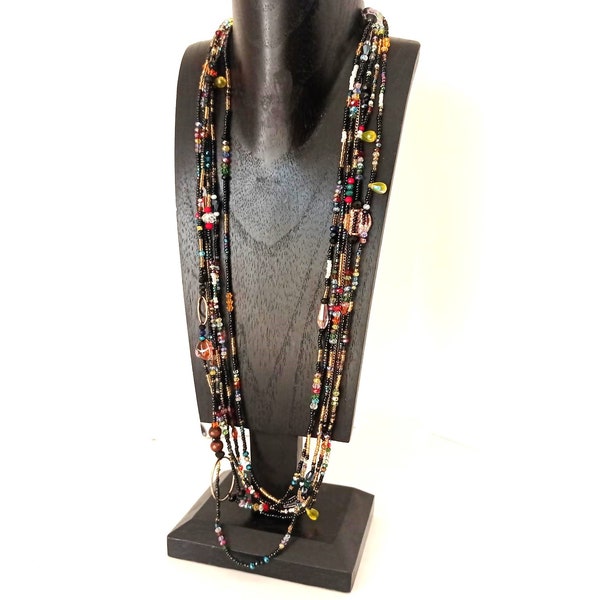 Sautoir collier Noir coloré en perles, Anneaux et chaine dorée.
