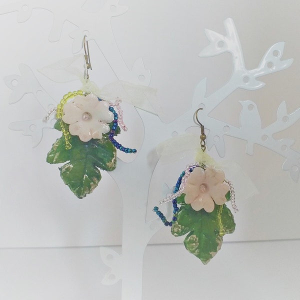 Boucles d'oreilles fleur et feuille en porcelaine froide.