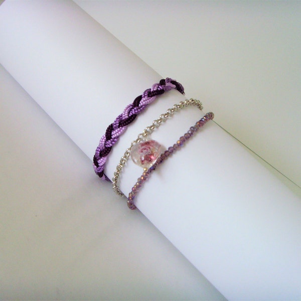 Bracelets Multiples , Bracelets Perles couleur Violette, chaine argenté et fils Violets tressés.