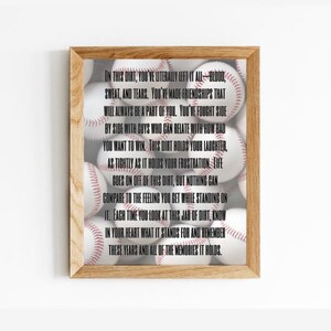 Peut inclure: Une impression encadrée sur le thème du baseball. L'impression a un cadre en bois et affiche un poème sur le baseball sur un fond de balles de baseball. Le texte est en noir et les balles de baseball sont blanches avec des coutures rouges.