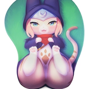 Könnte beinhalten: Ein Plüsch-Mauspad mit einem Cartoon-Katzenmotiv, das einen lilafarbenen Umhang mit Kapuze und einem Halbmond-Design trägt. Die Katze hat rosa Ohren, einen weißen Bauch und ein rotes Bandana um den Hals. Der Hintergrund ist ein grüner Farbverlauf.