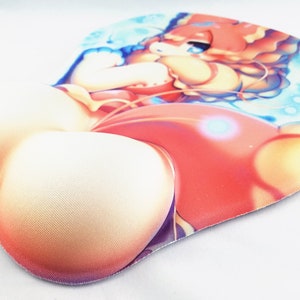 Pu&ograve; includere: Un tappetino per mouse rosso e bianco con un design di un personaggio dei cartoni animati. Il tappetino per mouse ha una superficie rialzata e testurizzata.