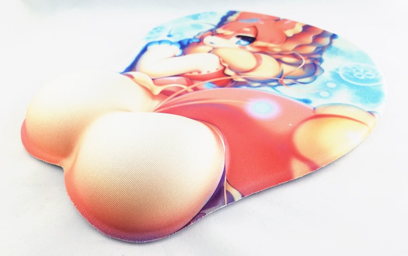 Pu&ograve; includere: Un tappetino per mouse rosso e bianco con un design di un personaggio dei cartoni animati. Il tappetino per mouse ha una superficie rialzata e testurizzata.