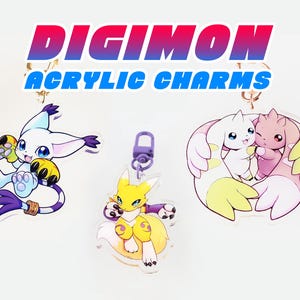 以下が含まれることがあります： デジモンのキャラクターをフィーチャーしたアクリルチャーム。画像には、白と青の生き物、黄色のキツネのようなキャラクター、ピンクと白の2つの生き物の3つの異なるチャームが表示されています。チャームは光沢仕上げで、キーホルダーに取り付けられています。