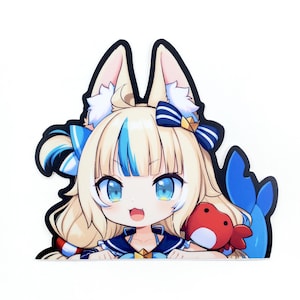 Pode incluir: Um autocolante recortado com uma personagem de anime com cabelo loiro, madeixas azuis e olhos azuis grandes. A personagem usa um traje de marinheiro com laços azuis e segura um peixe vermelho. Contorno preto.