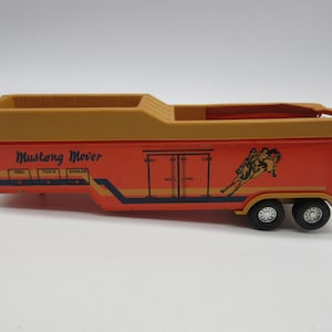 1970&#39;s  MUSTANG MOVER Horse Trailer - ERTYL - Diecast Steel